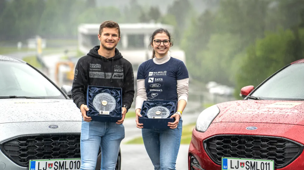 Matic Tovornik in Ana Menegalija sta najbolj&scaron;a mlada voznika leta 2023. V centru varne vožnje na Vranskem je Avto moto zveza Slovenije že sedmič pripravila izbor najbolj&scaron;ega mladega voznika oziroma voznice.<br>11.05.2023<br>Foto AMZS/Damjan Končar