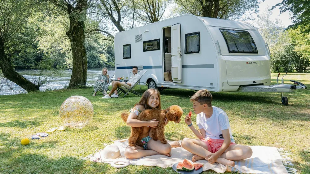 Adria Mobil je že od začetkov izrazito izvozno usmerjena družba s &scaron;iroko mednarodno prisotnostjo in zastopanostjo na največjih evropskih trgih. F Adria Mobil