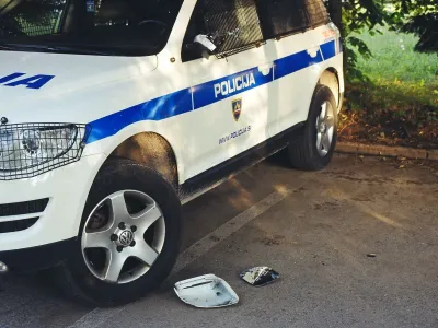 ﻿Poškodovan policijski avtomobil policija maščevanje