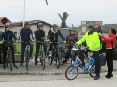 Še zadnje slovo od najbližjih, preden je Matjaž Gomilšek v spremstvu svojcev, prijateljev in znancev odrinil na pot. 