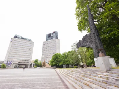 Ljubljana, Trg republike.<br>Spomenik revolucije in stolpnici NLB (levo) ter TR3 (desno).