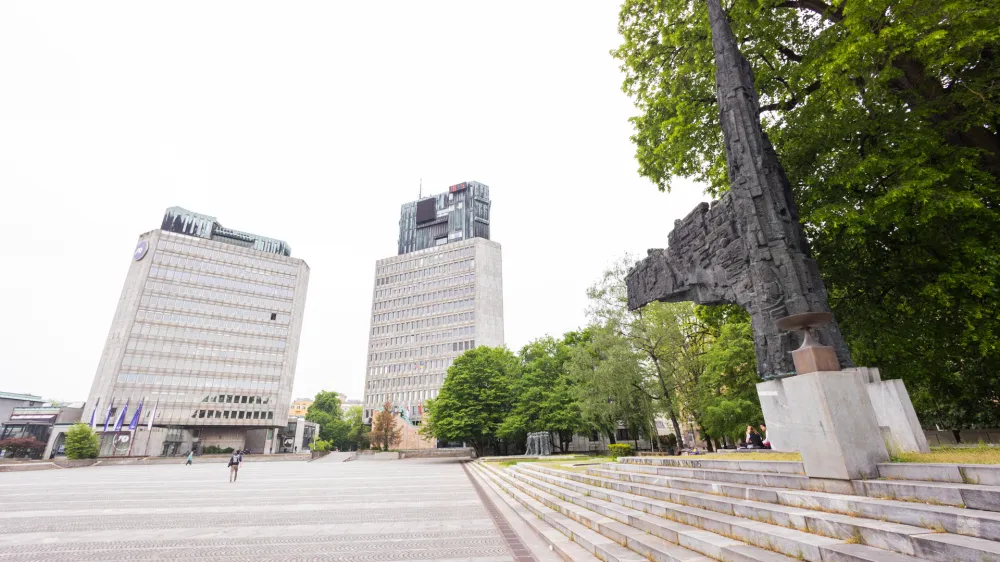 Ljubljana, Trg republike.<br>Spomenik revolucije in stolpnici NLB (levo) ter TR3 (desno).