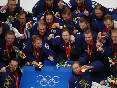 ﻿2022 Beijing Olympics - Victory Ceremony - Ice Hockey - Men's Gold Medal - National Indoor Stadium, Beijing, China - February 20, 2022. Finland players pose for a picture with their gold medals during the medal ceremony. REUTERS/Brian Snyder