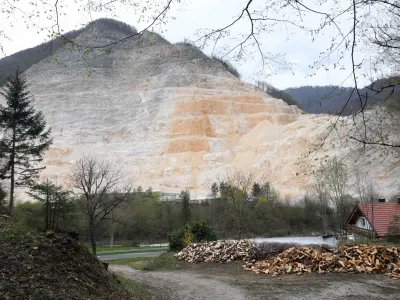Geološke meritve kažejo, da bi bila širitev Kamnoloma Stahovica mogoča v smeri hriba Grohat. Foto: Tomaž Skale
