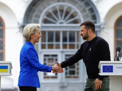 European Commission President Ursula von der Leyen and Ukraine's President Volodymyr Zelenskiy shake hands after a joint press conference, amid Russia's attack on Ukraine, in Kyiv, Ukraine May 9, 2023. REUTERS/Valentyn Ogirenko