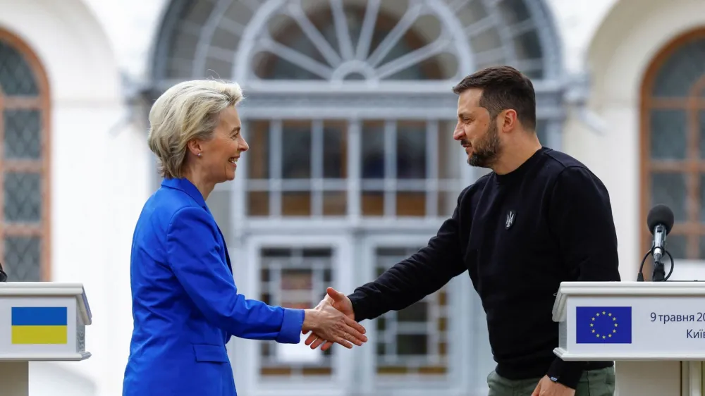 European Commission President Ursula von der Leyen and Ukraine's President Volodymyr Zelenskiy shake hands after a joint press conference, amid Russia's attack on Ukraine, in Kyiv, Ukraine May 9, 2023. REUTERS/Valentyn Ogirenko