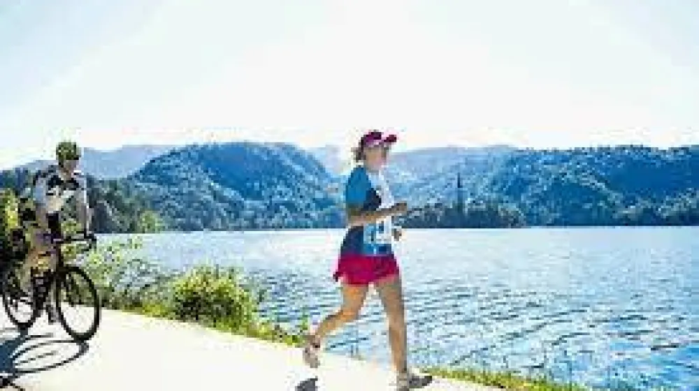 Poslovni tek trojk okoli jezera na Bledu