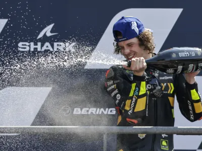 Italijanski motociklist Marco Bezzecchi je bil v razredu motoGP najhitrejši na dirki svetovnega prvenstva v Le Mansu.