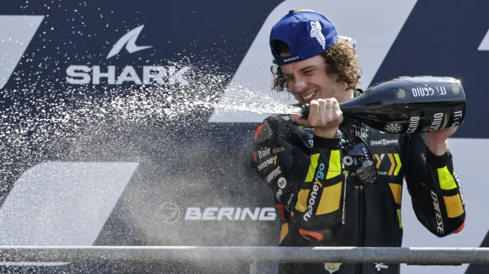 Italijanski motociklist Marco Bezzecchi je bil v razredu motoGP najhitrejši na dirki svetovnega prvenstva v Le Mansu.