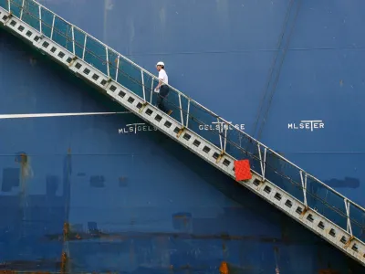 ﻿simbolična fotografija, Luka Koper, delavec, ladjarstvo, gospodarska rast, vzpon in padec. socialne razlike- 26.05.2014 Luka Koper - najdaljša ladja v zgodovini koprskega pristanišča - 334 metrov dolga kontejnerska ladja CMA CGM Cenderillon -   //FOTO: Bojan Velikonja