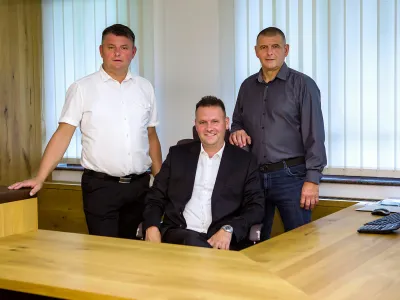 Ogrodje uspešnega družinskega podjetja Mizarstvo Jezeršek tvorijo bratje Jernej, Boštjan in Janez Jezeršek. F EY Slovenija