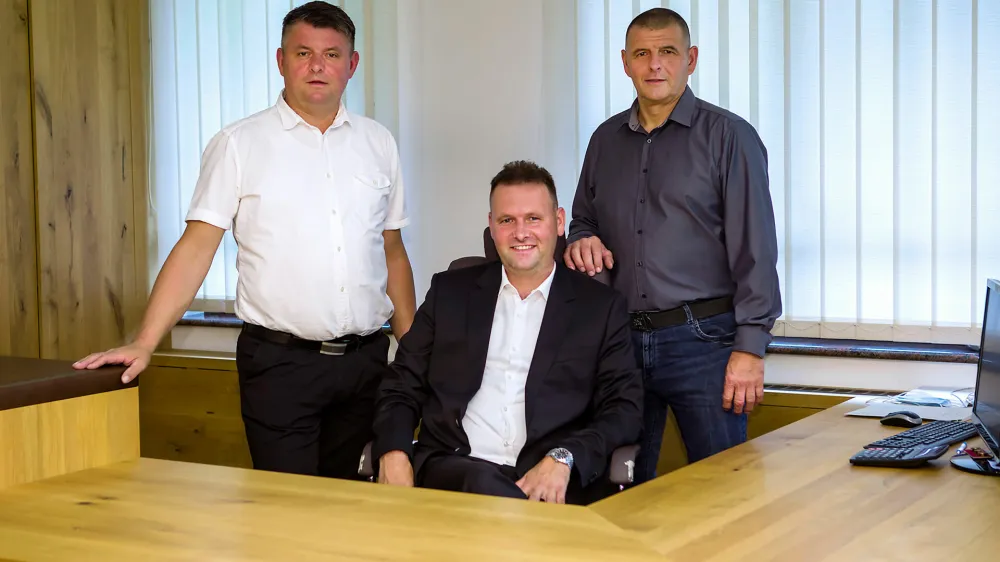 Ogrodje uspešnega družinskega podjetja Mizarstvo Jezeršek tvorijo bratje Jernej, Boštjan in Janez Jezeršek. F EY Slovenija