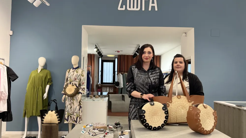 Ano Cajhen, sodobno slamnikarico in Barbaro Izda, oblikovalko torbic iz pravega usnja 