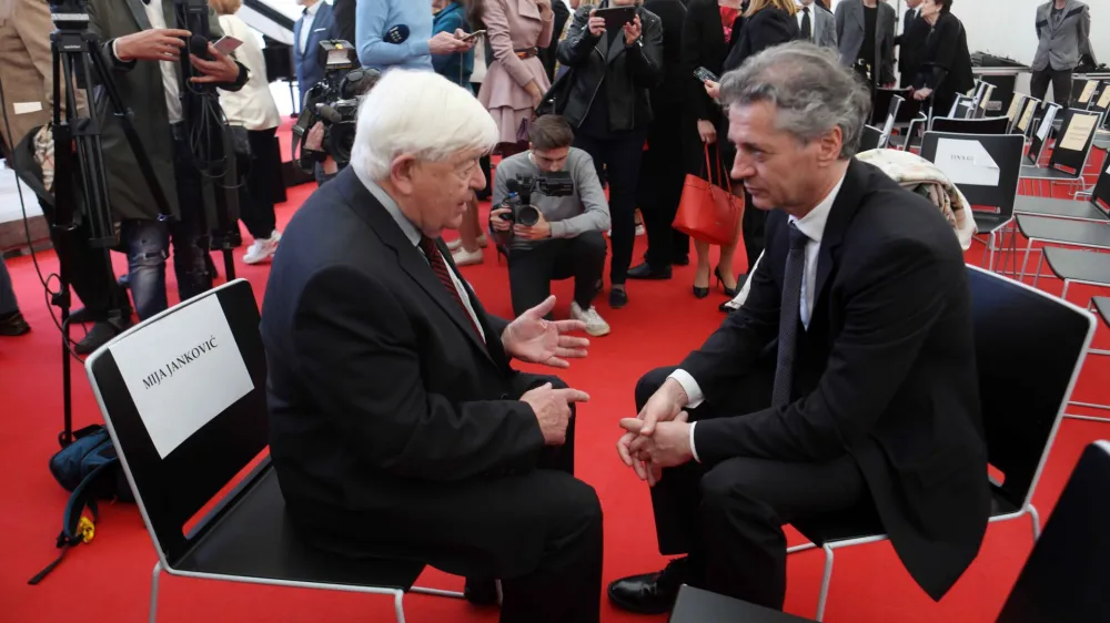 nekdanji predsednik republike Milan Kučan in predsednik vlade Robert Golob, <br><br>- 09.05.2023 - Slavnostna seja Mestnega sveta Mestne občine Ljubljana (MOL) ob 9. maju, prazniku mesta Ljubljana - podelitev listine častni me&scaron;čan in častna me&scaron;čanka, nagrade in plakete glavnega mesta Ljubljane<br><br><br>//FOTO: Tomaž Skale<br>