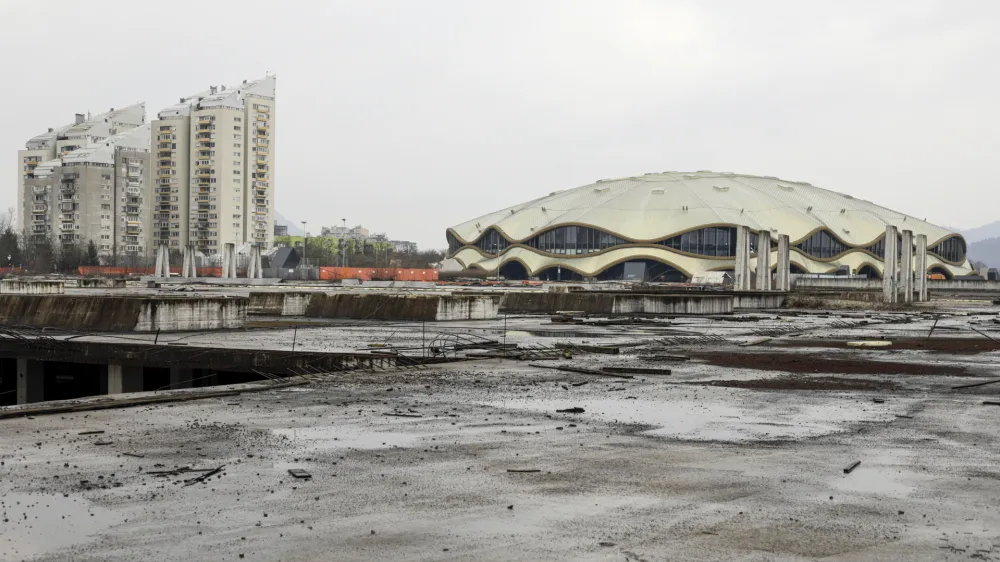 Dokler lastnica nasedlega nakupovalnega centra, družba Rastoder, ne dokonča svojega dela kompleksa, tudi ljubljanska občina ne more do konca urediti javnih zelenih površin in še enega nogometnega igrišča v okolici športnega centra Stožice. 