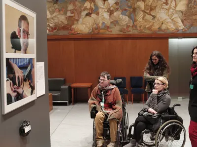 ﻿- 02.12.2014 razstava v Državnem zboru - Mednarodni dan invalidov - razstava v organizaciji YHD – Društva za teorijo in kulturo hendikepa Osebna asistenca je naša eksistenca,  invalidi - paraplegiki //FOTO: Luka Cjuha.