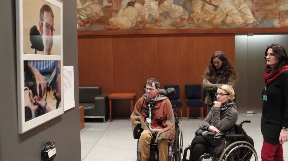 ﻿- 02.12.2014 razstava v Državnem zboru - Mednarodni dan invalidov - razstava v organizaciji YHD – Društva za teorijo in kulturo hendikepa Osebna asistenca je naša eksistenca,  invalidi - paraplegiki //FOTO: Luka Cjuha.
