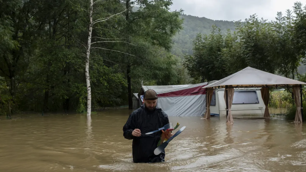 - 16.09.2022 - Močno deževje in poplave v Dolu ob reki Kolpi.  //FOTO: Nik Erik NeubauerOPOMBA – PREGLED LETA 2022