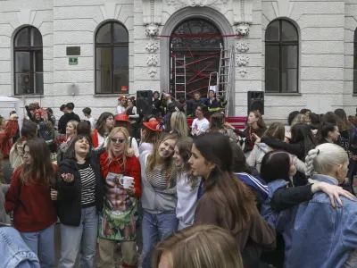  18.05.2023 - Gimnazija Poljane – veselje dijakov ob zaključku 2. ocenjevalnega obdobja in pouka za zaključne letnike v šolskem letu 2022/2023 – //FOTO: Luka Cjuha