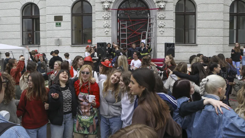  18.05.2023 - Gimnazija Poljane – veselje dijakov ob zaključku 2. ocenjevalnega obdobja in pouka za zaključne letnike v šolskem letu 2022/2023 – //FOTO: Luka Cjuha