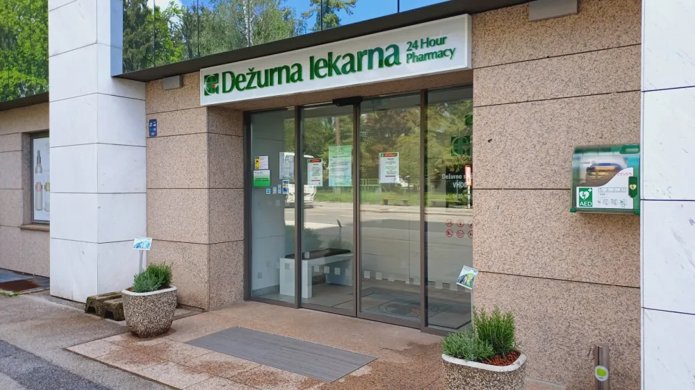 Na Gorenjskem so ob nedeljah in praznikih čez dan na voljo tri dežurne lekarne: v Škofji Loki, Kranju in na Jesenicah. Ponoči deluje le lekarna v Kranju na Bleiweisovi cesti.