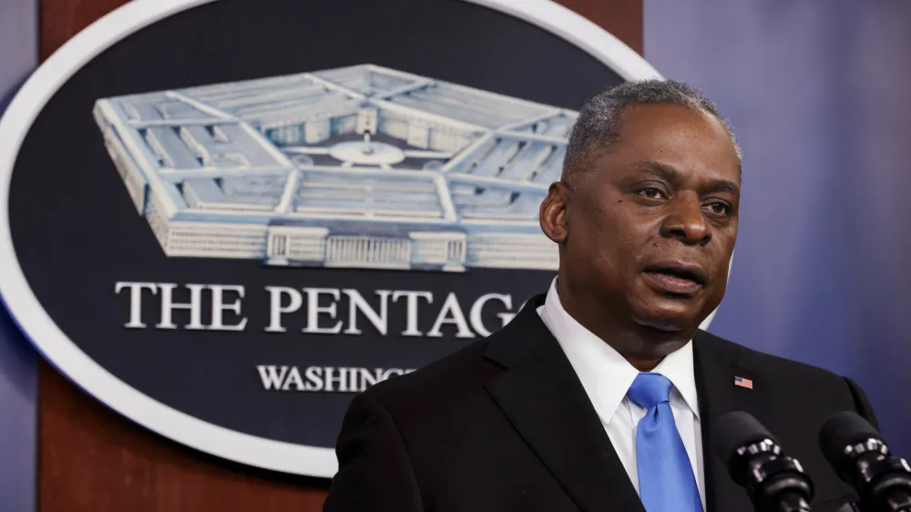 ﻿U.S. Defense Secretary Lloyd Austin speaks to Defense Department personnel during a visit by U.S. President Joe Biden at the Pentagon in Arlington, Virginia, U.S., February 10, 2021. REUTERS/Carlos Barria