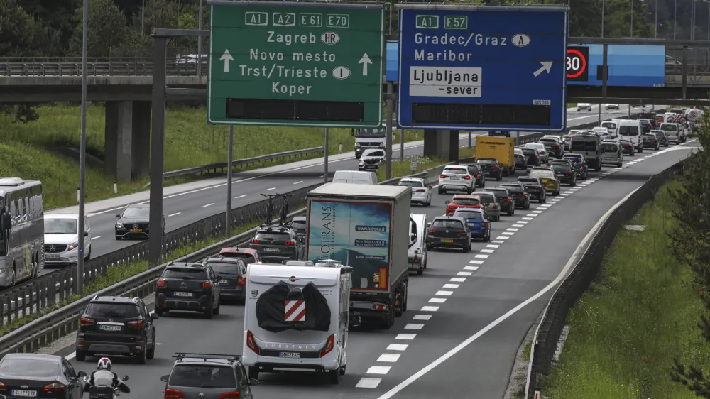 - 18.05.2023 – Ljubljanska obvoznica – prometni zastoj zaradi praznika Jezusovega vnebohod v nekaterih državah //FOTO: Luka Cjuha