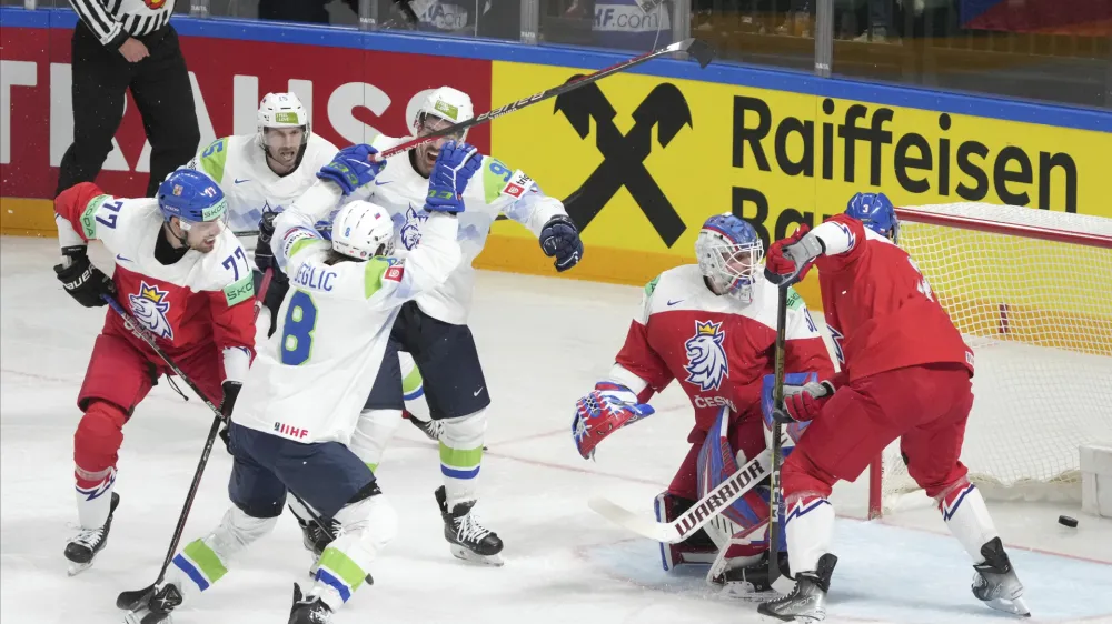 Potem ko je Slovenija (v belih dresih) v prvi tretjini povedla z 2:0, je v zadnji prejela kar pet zadetkov. Foto: AP