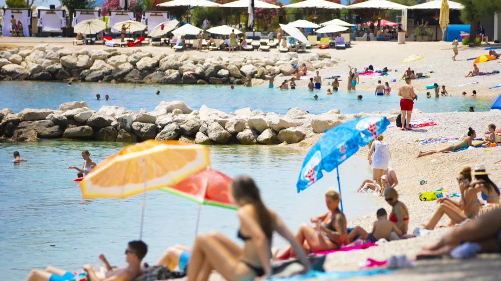 21.06.2022., Split - Unatoc rastucim temperaturama na splitskim je plazama jos uvijek tek manji broj kupaca. Photo: Milan Sabic/PIXSELL