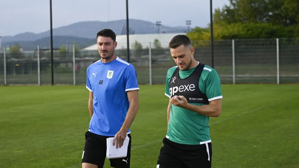 trener Olimpije Albert RIERA (levo), Timi Max Elšnik<br><br>- 27.07.2022 – Nogometni klub NK Olimpija – trening pred povratno tekmo proti romunskemu Sepsiju v kvalifikacijah za konferenčno ligo<br><br> <br><br>//FOTO: Nik Erik Neubauer