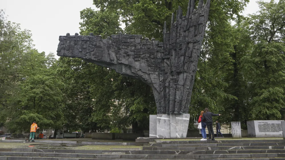 V poslanskih skupinah Svoboda, SD, SDS in NSi so naklonjeni ideji o spomeniku osamosvojitve na Trgu republike. Ali bi ga morali postaviti namesto obstoječega spomenika (na fotografiji), pa je za zdaj vprašanje, ki razdvaja. 
