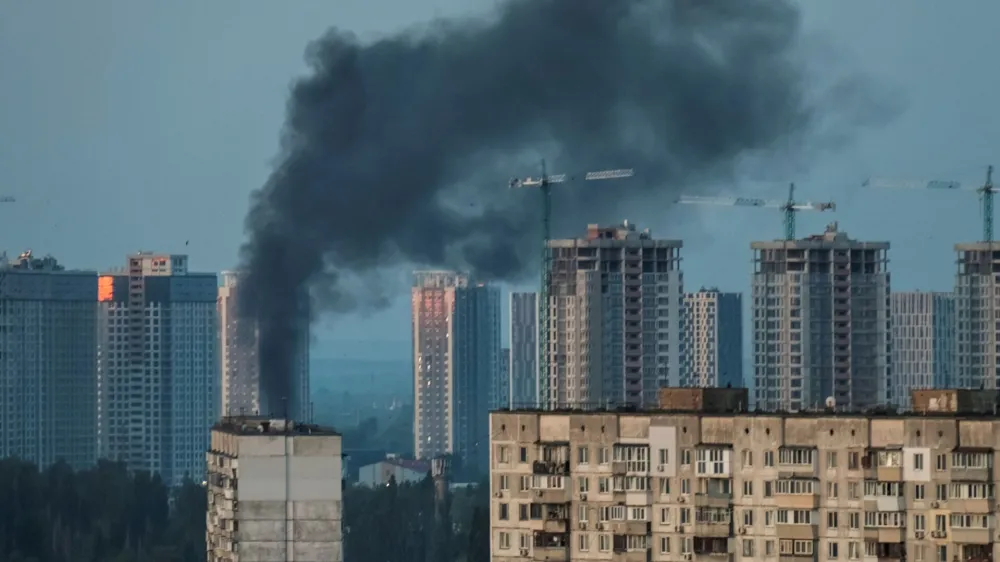 Smoke rises after a Russian missile strike, amid Russia's attack on Ukraine, in Kyiv, Ukraine May 18, 2023. REUTERS/Stringer   TPX IMAGES OF THE DAY