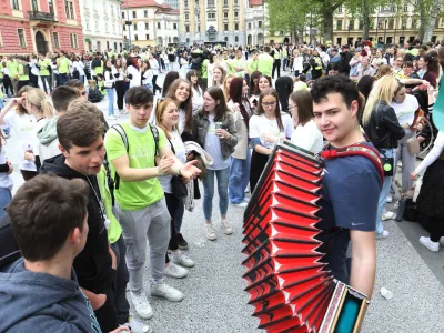 - 19.05.2023 - Maturantska parada 2023 - ples maturantske četvorke na Kongresnem trgu pod naslovom Parada ljubljanskih maturantov v organizaciji Dijaške skupnosti Ljubljana //FOTO: Tomaž Skale