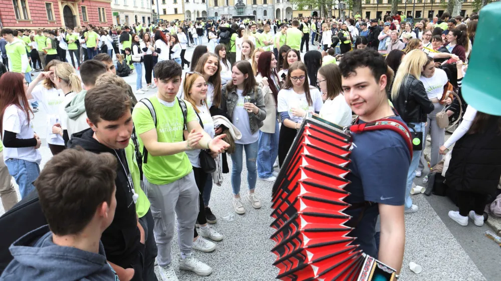 - 19.05.2023 - Maturantska parada 2023 - ples maturantske četvorke na Kongresnem trgu pod naslovom Parada ljubljanskih maturantov v organizaciji Dijaške skupnosti Ljubljana //FOTO: Tomaž Skale