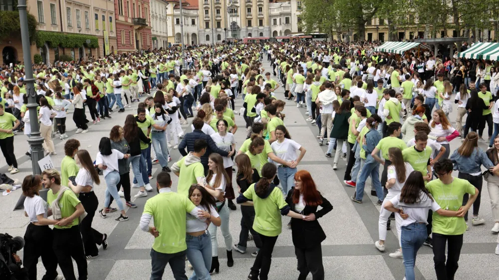 - 19.05.2023 - Maturantska parada 2023 - ples maturantske četvorke na Kongresnem trgu pod naslovom Parada ljubljanskih maturantov v organizaciji Dijaške skupnosti Ljubljana //FOTO: Tomaž Skale