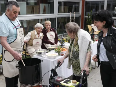 - 19.05.2023 - Dom starejših občanov DSO Fužine - dogodek Kulinarična Slovenija – stanovalci kuhali tradicionalne jedi svojega rojstnega kraja //FOTO: Jaka Gasar