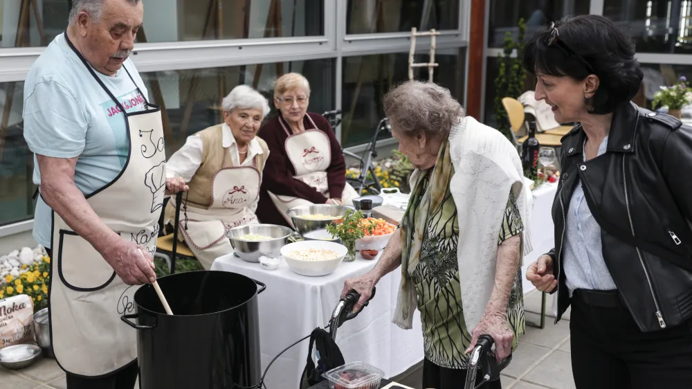 - 19.05.2023 - Dom starejših občanov DSO Fužine - dogodek Kulinarična Slovenija – stanovalci kuhali tradicionalne jedi svojega rojstnega kraja //FOTO: Jaka Gasar