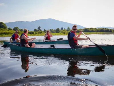 S kanujem nad požiralniki Cerkniškega jezera. F Notranjski park