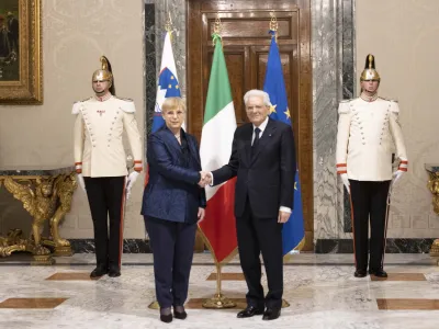 Italija, Rim.<br>Predsednica republike Natasa Pirc Musar je danes zacela delovni obisk v Italiji in Vatikanu, ki bo trajal do ponedeljka.<br>Predsednica republike Natasa Pirc Musar in italijanski predsednik Sergio Mattarella.