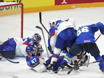 Slovenska hokejska reprezentanca (v modrih dresih) po porazu proti Slovaški nima več možnosti obstanka v elitni diviziji.