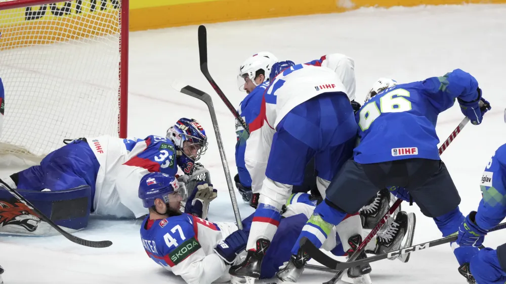 Slovenska hokejska reprezentanca (v modrih dresih) po porazu proti Slovaški nima več možnosti obstanka v elitni diviziji.