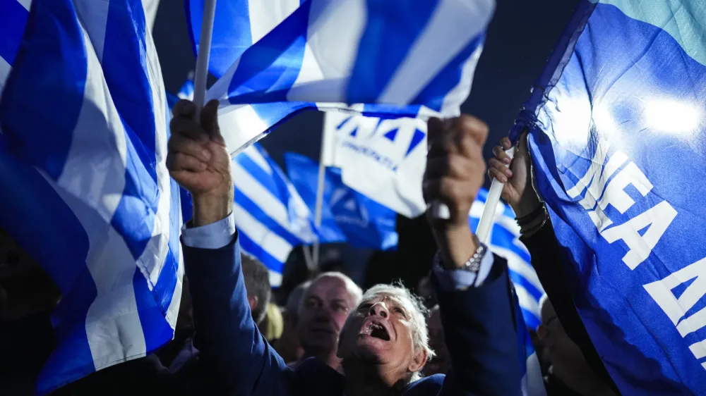 Privrženci Nove demokracije slavijo zmago na shodu v Atenah. Foto: AP