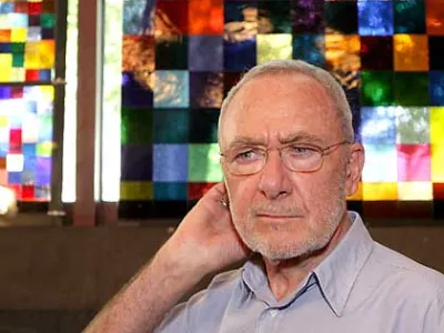 ARCHIV - Der Künstler Gerhard Richter steht in der Dombauhütte in Köln vor Entwürfen für das von ihm gestaltete Südquerhausfenster für den Kölner Dom (Foto vom 28.07.2006). Der Kölner Maler bleibt weiterhin der bedeutendste Künstler der Gegenwart. Dies ermittelte der "Kunstkompass" des Wirtschaftsmagazins "Capital". Mit 16 650 Punkten Vorsprung sicherte sich der gebürtige Dresdner erneut den ersten Platz in der Rangliste der weltweit gefragtesten Künstler. Foto: Rolf Vennenbernd dpa/lnw (zu lnw vom 25.10.2006) +++(c) dpa - Bildfunk+++