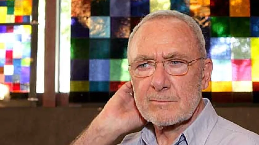 ARCHIV - Der Künstler Gerhard Richter steht in der Dombauhütte in Köln vor Entwürfen für das von ihm gestaltete Südquerhausfenster für den Kölner Dom (Foto vom 28.07.2006). Der Kölner Maler bleibt weiterhin der bedeutendste Künstler der Gegenwart. Dies ermittelte der "Kunstkompass" des Wirtschaftsmagazins "Capital". Mit 16 650 Punkten Vorsprung sicherte sich der gebürtige Dresdner erneut den ersten Platz in der Rangliste der weltweit gefragtesten Künstler. Foto: Rolf Vennenbernd dpa/lnw (zu lnw vom 25.10.2006) +++(c) dpa - Bildfunk+++