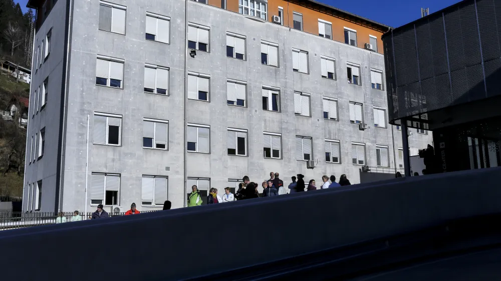 Po navedbah jeseniškega župana naj bi bile Jesenice izvzete iz dogovarjanj o regijski bolnišnici na ministrstvu za zdravje, kjer naj bi si kljuko podajali predstavniki Radovljice in Kranja. Foto: Jaka Gasar 