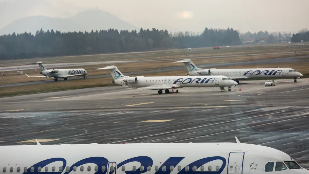 Država Slovenija bo verjetno ustanovila novega nacionalnega letalskega prevoznika. To idejo po naših neuradnih informacijah močno podpirajo na ministrstvu za infrastrukturo Alenke Bratušek, včeraj pa jo je javno podprl tudi gospodarski minister Matjaž Han. Foto: Luka Cjuha 