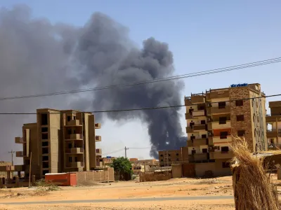 FILE PHOTO: Smoke rises above buildings after an aerial bombardment, during clashes between the paramilitary Rapid Support Forces and the army in Khartoum North, Sudan, May 1, 2023. REUTERS/Mohamed Nureldin Abdallah/File Photo