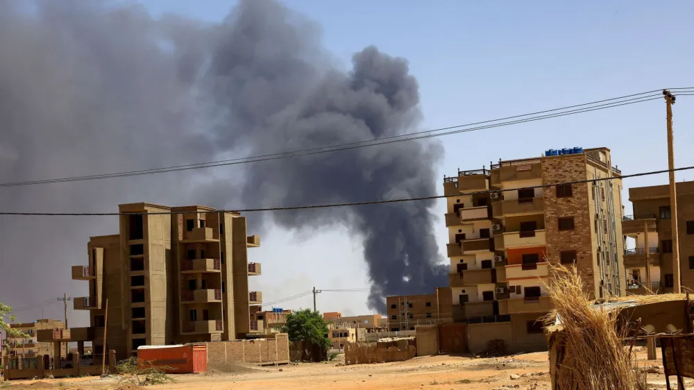 FILE PHOTO: Smoke rises above buildings after an aerial bombardment, during clashes between the paramilitary Rapid Support Forces and the army in Khartoum North, Sudan, May 1, 2023. REUTERS/Mohamed Nureldin Abdallah/File Photo