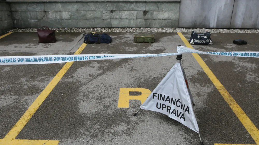 ﻿- simbolična fotografija - rezervirano parkirišče - - - 13.04.2018 - Finančna uprava RS (FURS) - Dan odprtih vrat uradov Finančne uprave RS -  //FOTO: Luka Cjuha.