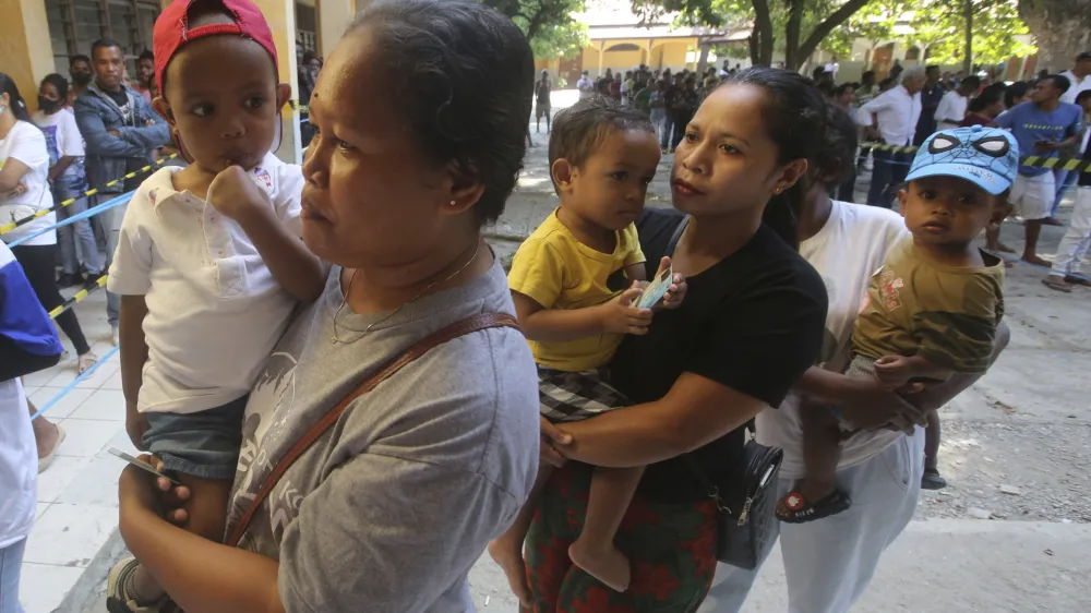 People queue up to give their votes during the parliamentary election, at a polling station in Dili, East Timor, Sunday, May 21, 2023. East Timor on Sunday held its fifth parliamentary election since gaining its independence in 2002. (AP Photo/Lorenio L.Pereira)